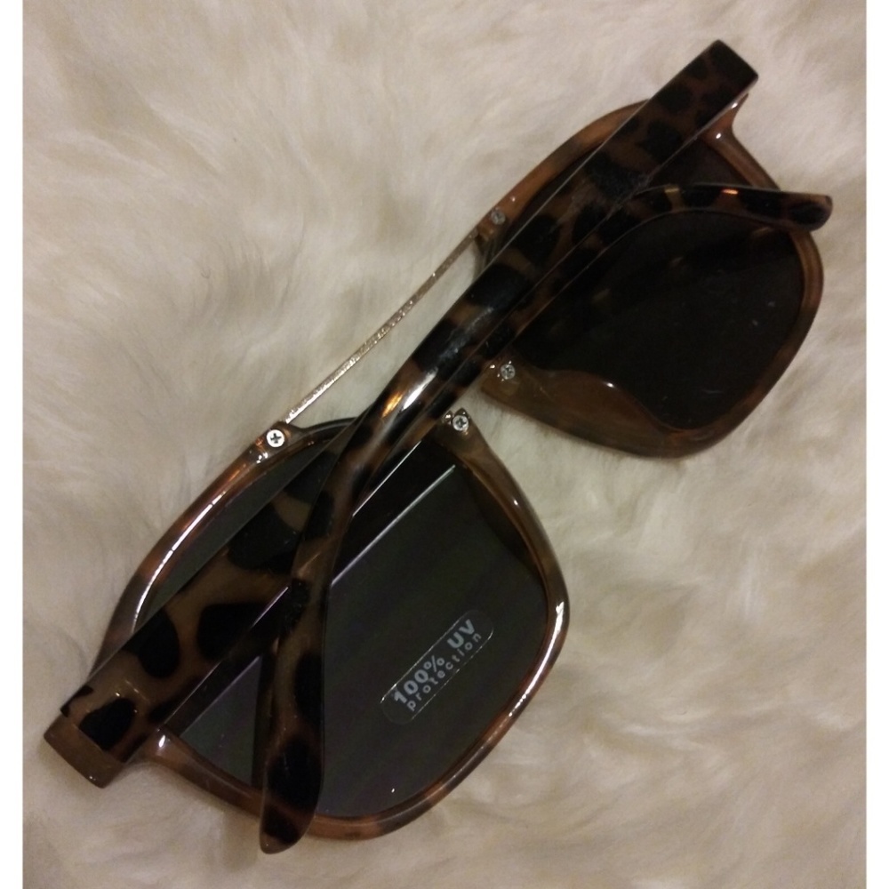 Tortoise Shell Frame Sunglasses - Picture 3 of 5